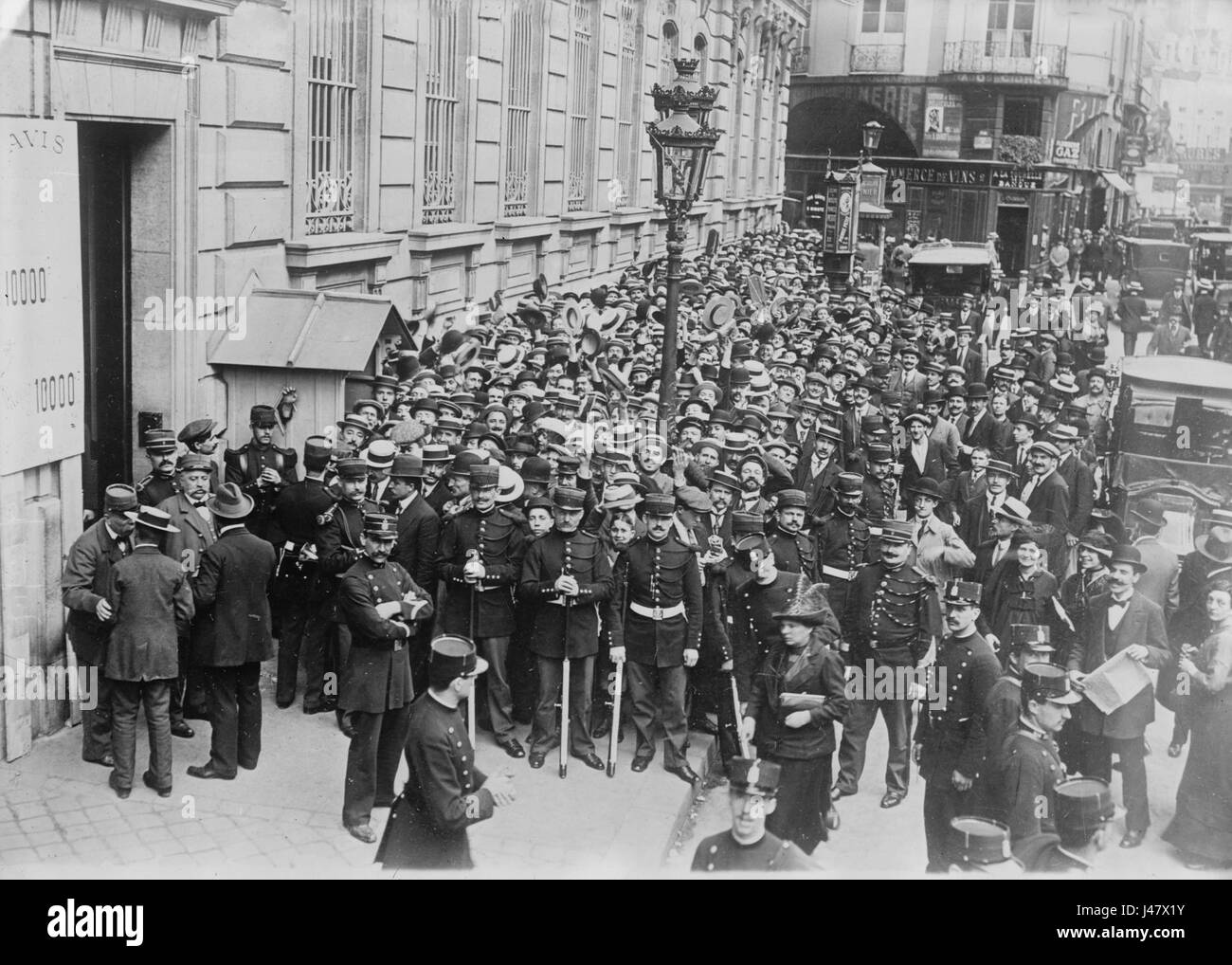 Paris foule avant de Banque de France (LOC) Banque D'Images