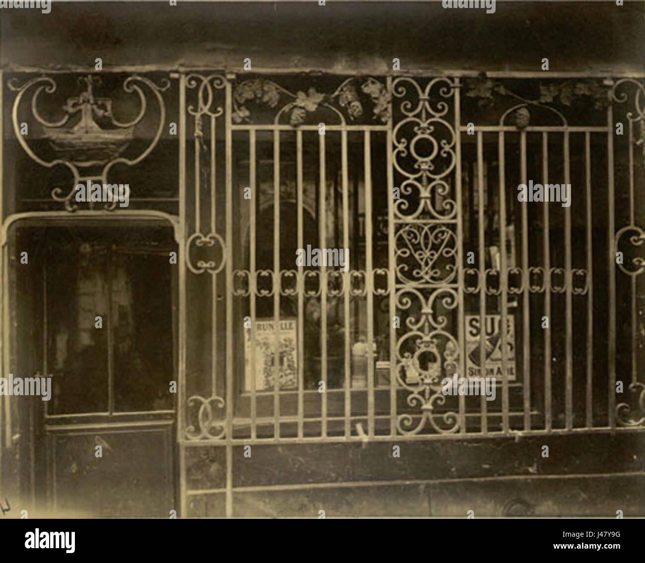 Cette photographie prise par Eugène Atget au 121 rue Montmartre, Paris, capture une scène de rue historique du début du XXe siècle, reflétant l’environnement architectural et social de Paris à l’époque. Banque D'Images