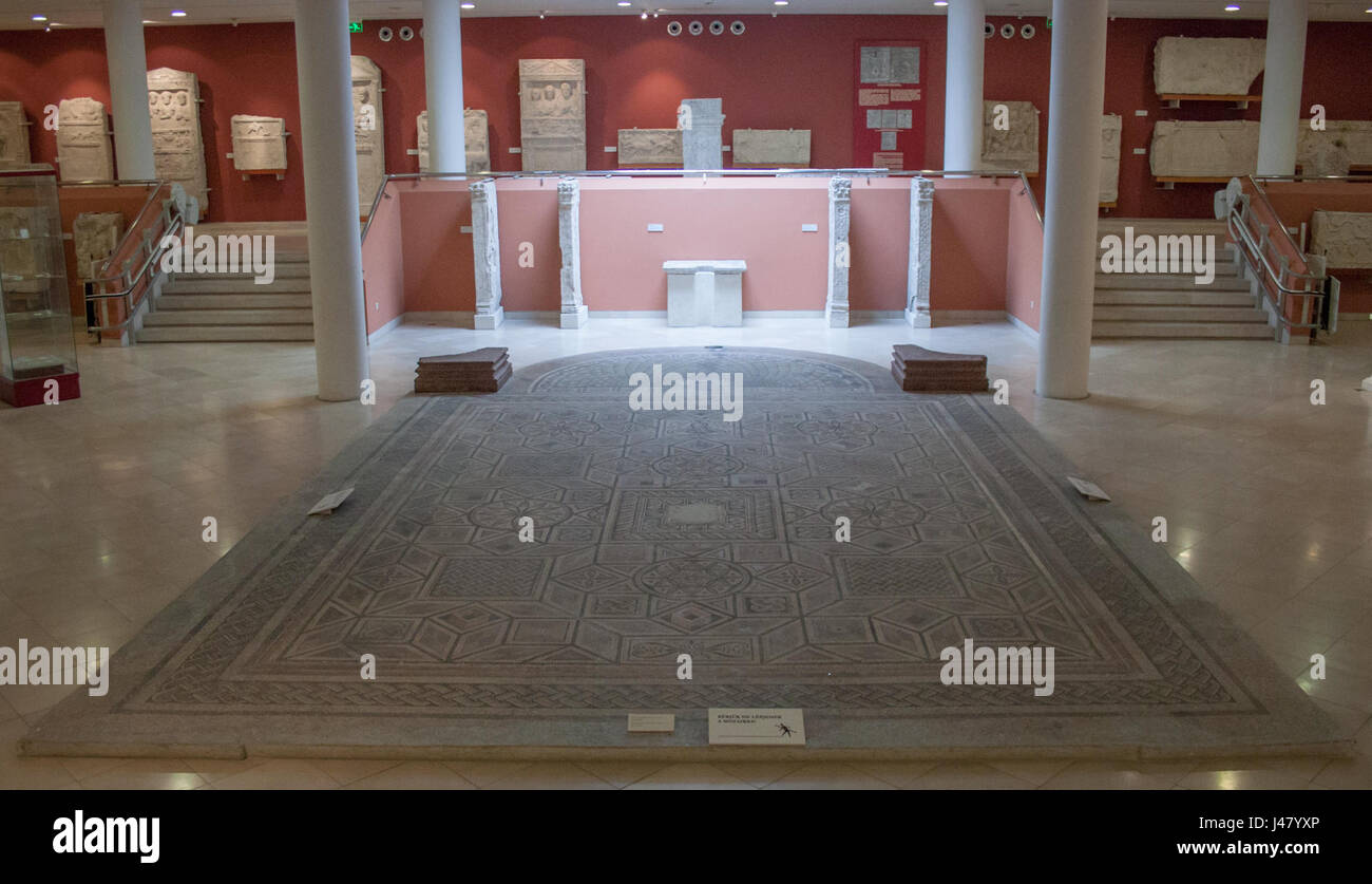 Le pavé en mosaïque d'une villa romaine est une décoration de sol ancienne, souvent trouvée dans les maisons romaines. Ces mosaïques complexes présentent généralement des motifs géométriques ou des scènes de la vie quotidienne, de l'art ou de la mythologie, offrant un aperçu du design intérieur et de l'artisanat romain. Banque D'Images