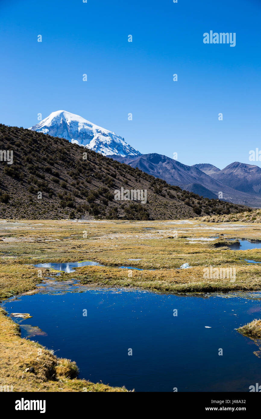 Communauté andine des geysers. Junthuma geysers, formé par l'activité géothermique. La Bolivie. Les piscines thermales permettent à un environnement sain et le bain médicinal pour les touristes Banque D'Images