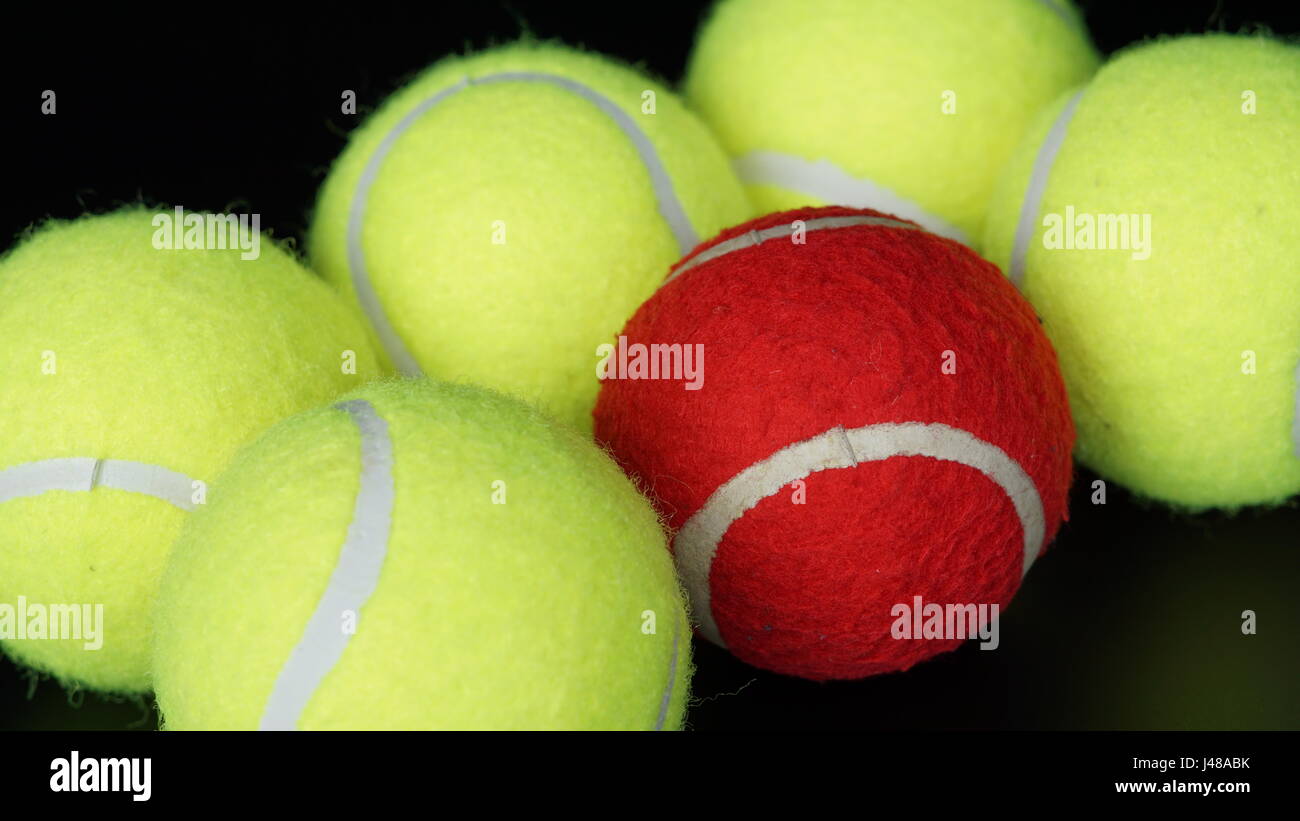 Red Ball avec boules vertes. Autre personnalité, identité perdue. Banque D'Images