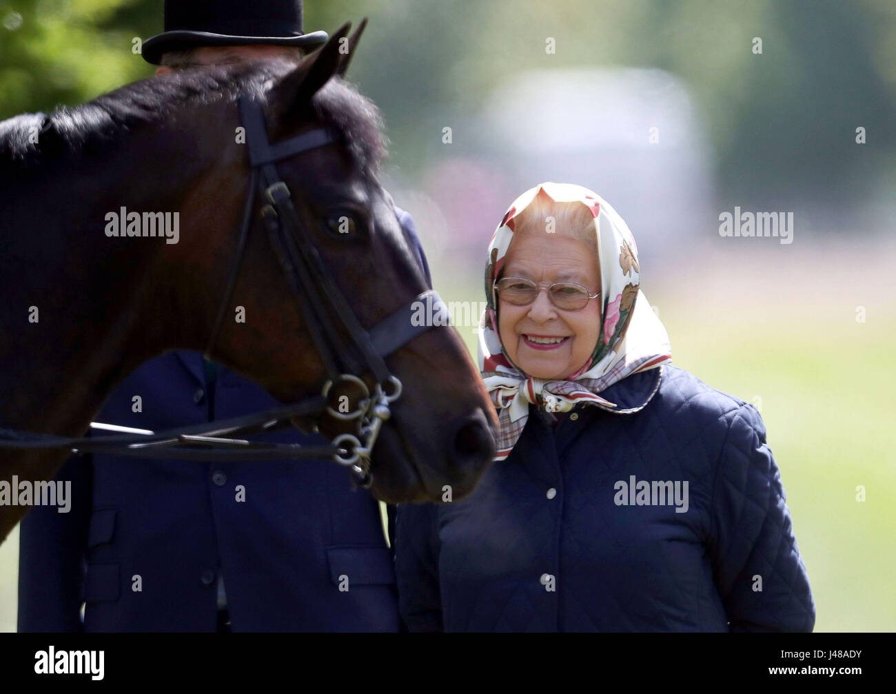 La reine Elizabeth II examine son cheval Whalton 379 durant le Royal Windsor Horse Show, qui a lieu dans le parc du château de Windsor dans le Berkshire. Banque D'Images