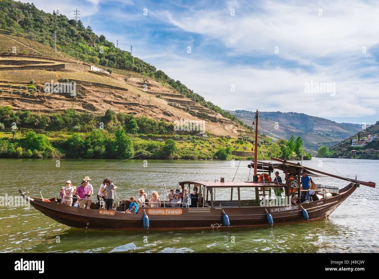 La vallée de la rivière Douro, les touristes dans la vallée du Douro, près de la ville de la tour de Pinhao Rio Douro dans un bateau rabelo, Portugal. Banque D'Images