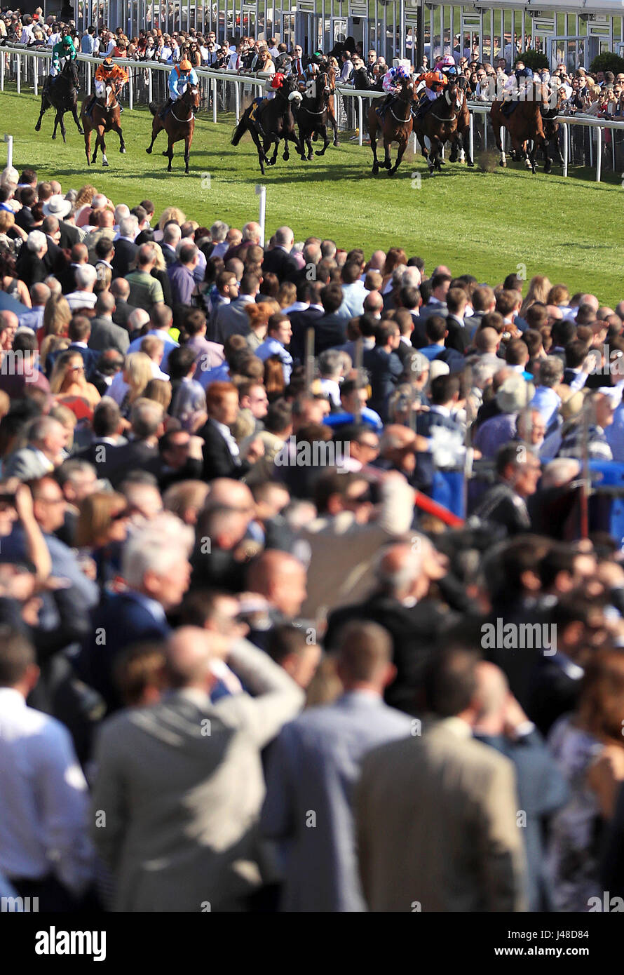 L'âme russe (extrême droite) monté par jockey Dougie Costello revenir à la maison pour gagner le Mondial d'Adaris Handicap change au cours de la première journée de la Fête de Mai de Chester. Banque D'Images