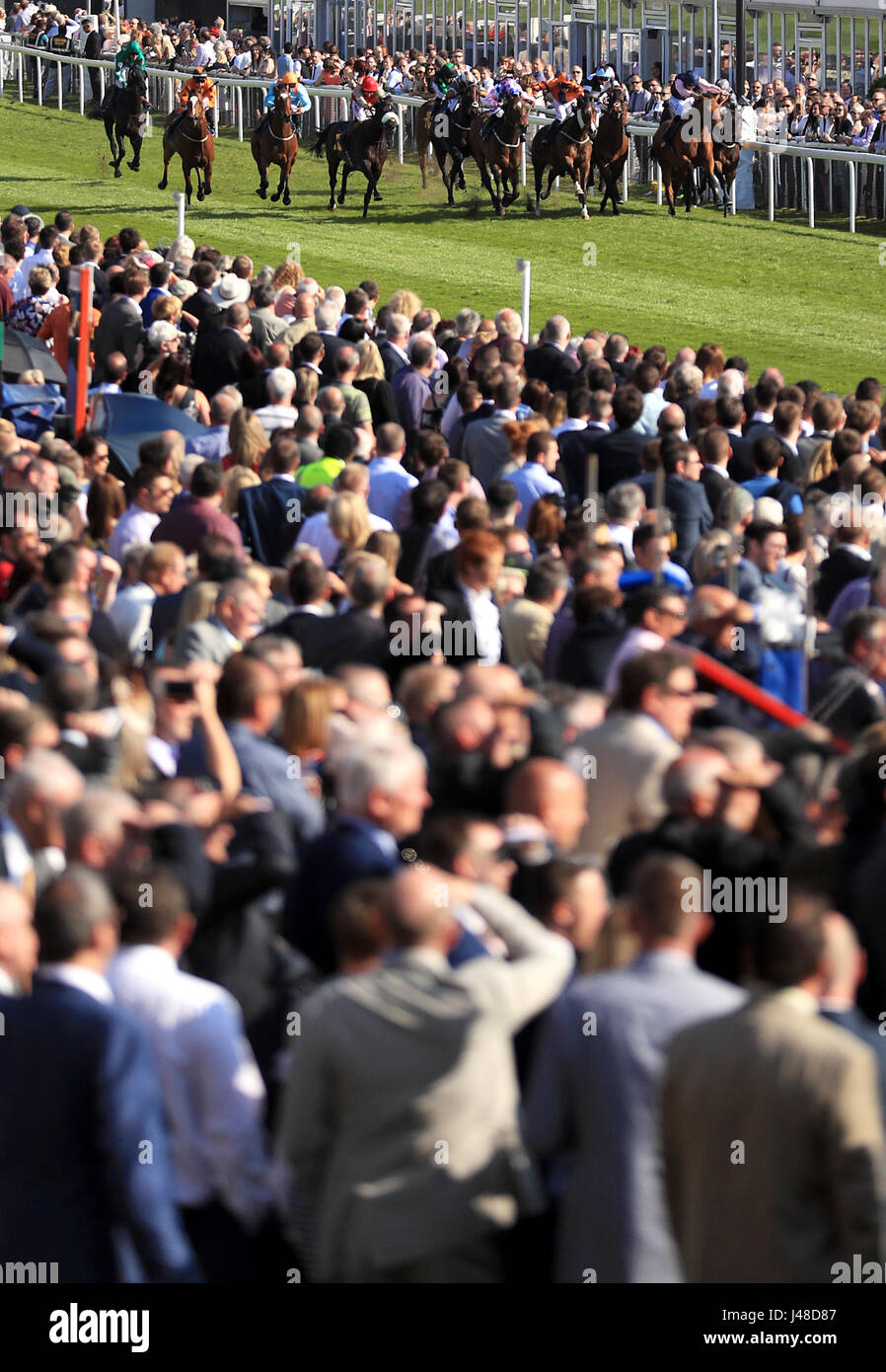 L'âme russe (extrême droite) monté par jockey Dougie Costello revenir à la maison pour gagner le Mondial d'Adaris Handicap change au cours de la première journée de la Fête de Mai de Chester. Banque D'Images