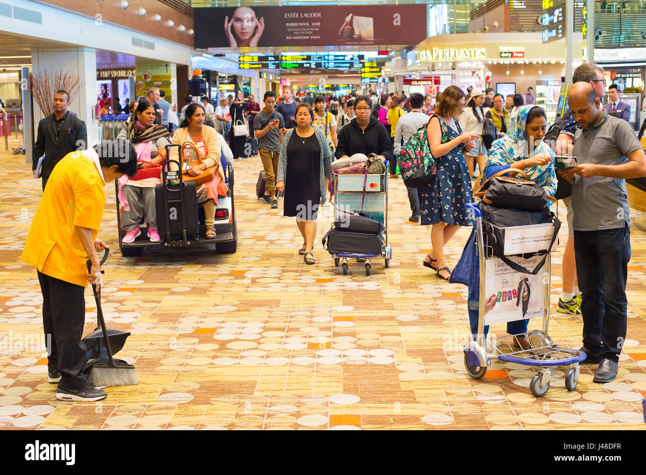 Singapour - Le 13 janvier 2017 : Beaucoup de gens dans le hall de l'aéroport International Changi. L'aéroport de Changi est au service de plus de 100 compagnies aériennes exploitant 6 100 par semaine Banque D'Images