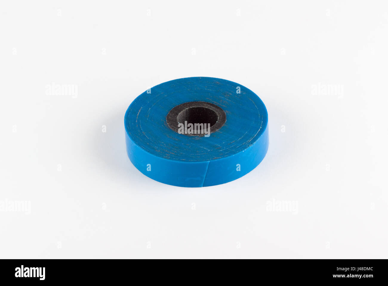 Ruban électrique bleu sur fond blanc pour travaux électriques Banque D'Images
