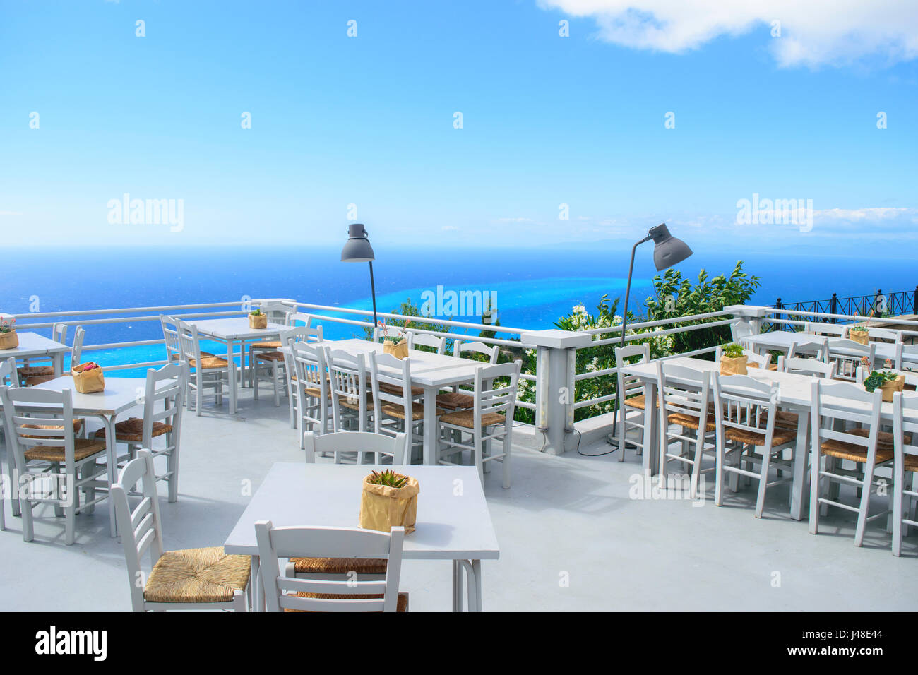 Balcon terrasse de luxe exclusif de station balnéaire avec table et chaises de fantaisie et des fruits de mer plein de fleurs et faire du panorama dans le beau matin lig Banque D'Images