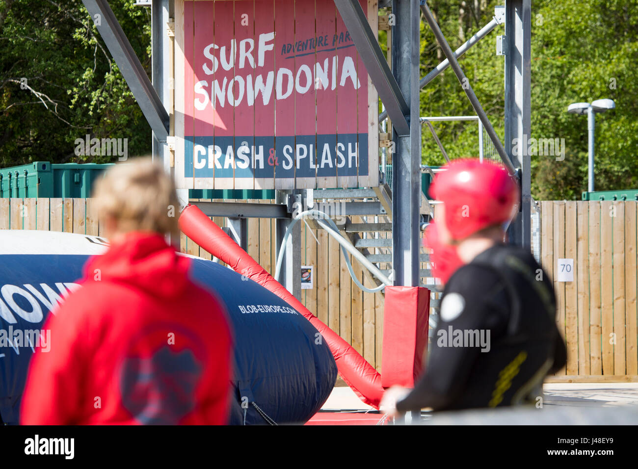 Les visiteurs et la garde à la vie populaires Snowdonia surf surf artificiel lake attendant leur tour sur le crash et Splash dans le Nord du Pays de Galles Banque D'Images