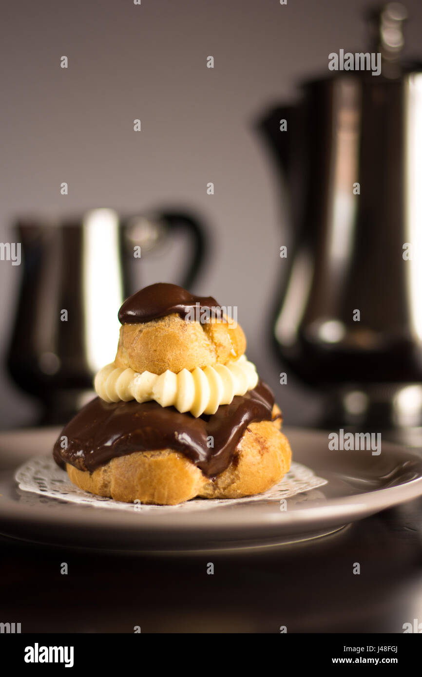 Libre d'une crème au chocolat pâte feuilletée avec un ensemble d'argent du café et du lait Banque D'Images