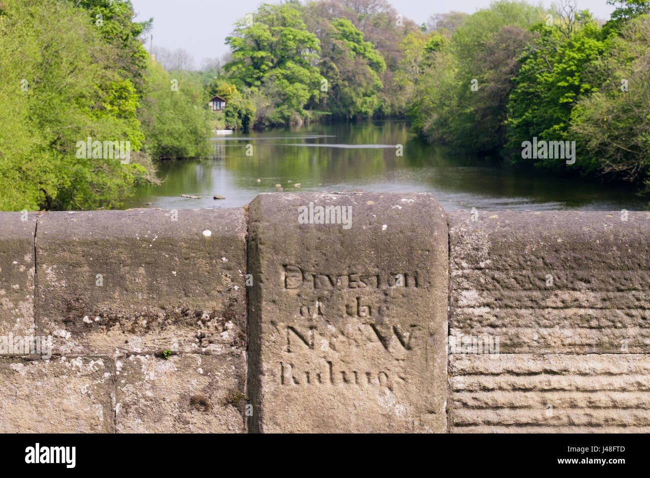 Vieille enseigne gravée dans la pierre pont sur Rivière Ure marquant frontière entre les circonscriptions du Nord et de l'Ouest. West Tanfield, North Yorkshire, England, UK, Grande-Bretagne Banque D'Images