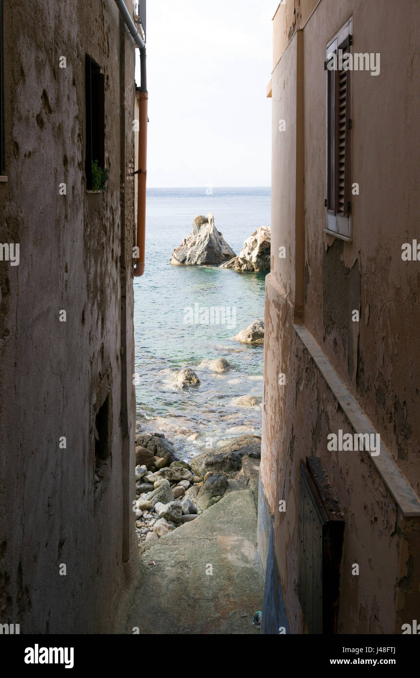Scilla, Calabre, un chemin entre deux vieilles maisons de pêcheurs Banque D'Images