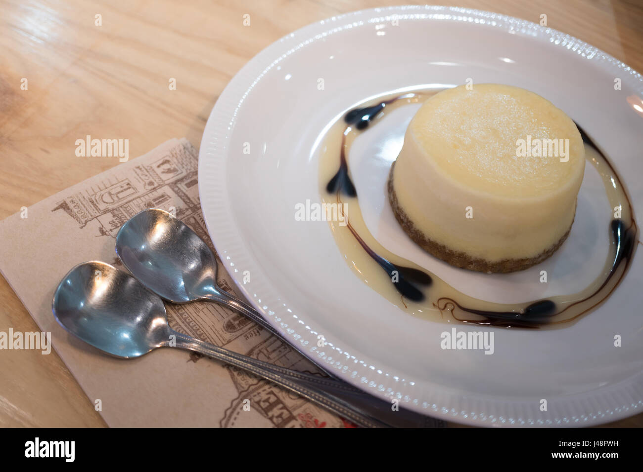 Le fromage fait maison gâteau au chocolat et crème Banque D'Images