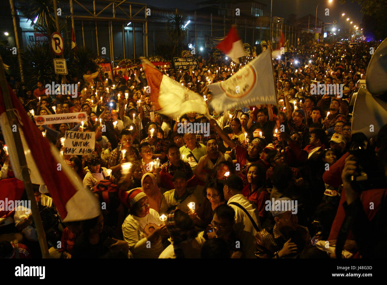 La masse des partisans de Basuki Tjahaja Purnama, condamné dans une affaire de blasphème, a tenu une manifestation devant la prison de Cipinang, est de Jakarta, mardi soir. En plus de fournir un soutien moral, ils ont demandé au tribunal de suspendre la détention et faire Basuki comme un prisonnier de la ville. (Photo par : Tubagus Aditya Irawan/Pacific Press) Banque D'Images