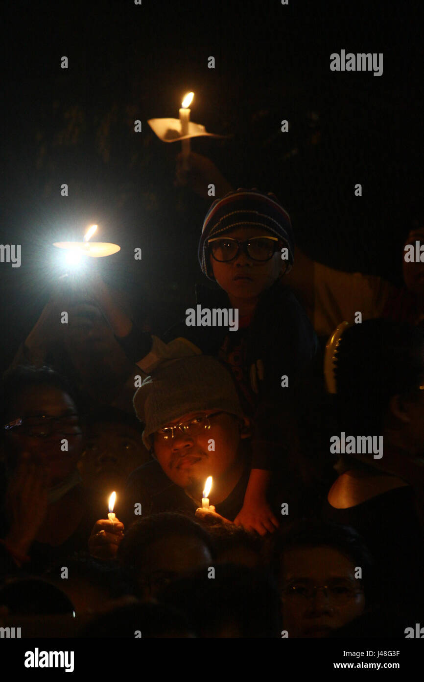 La masse des partisans de Basuki Tjahaja Purnama, condamné dans une affaire de blasphème, a tenu une manifestation devant la prison de Cipinang, est de Jakarta, mardi soir. En plus de fournir un soutien moral, ils ont demandé au tribunal de suspendre la détention et faire Basuki comme un prisonnier de la ville. (Photo par : Tubagus Aditya Irawan/Pacific Press) Banque D'Images