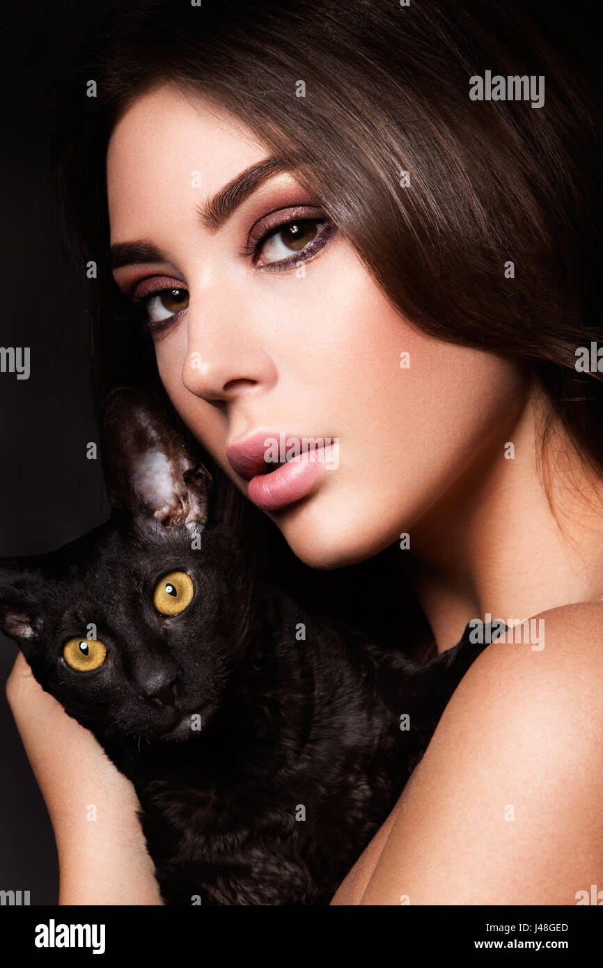 Portrait de la belle jeune femme avec cat Banque D'Images