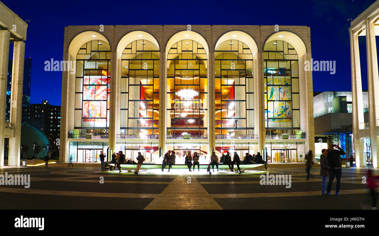 Rencontre - le Metropolitan Opera au Lincoln Center à Manhattan- MANHATTAN / NEW YORK - 1 AVRIL 2017 Banque D'Images
