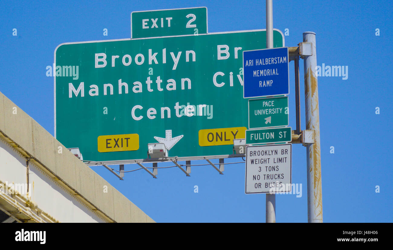 Panneaux indicateurs dans la rue menant à New York Pont de Brooklyn MANHATTAN- / NEW YORK - 1 AVRIL 2017 Banque D'Images
