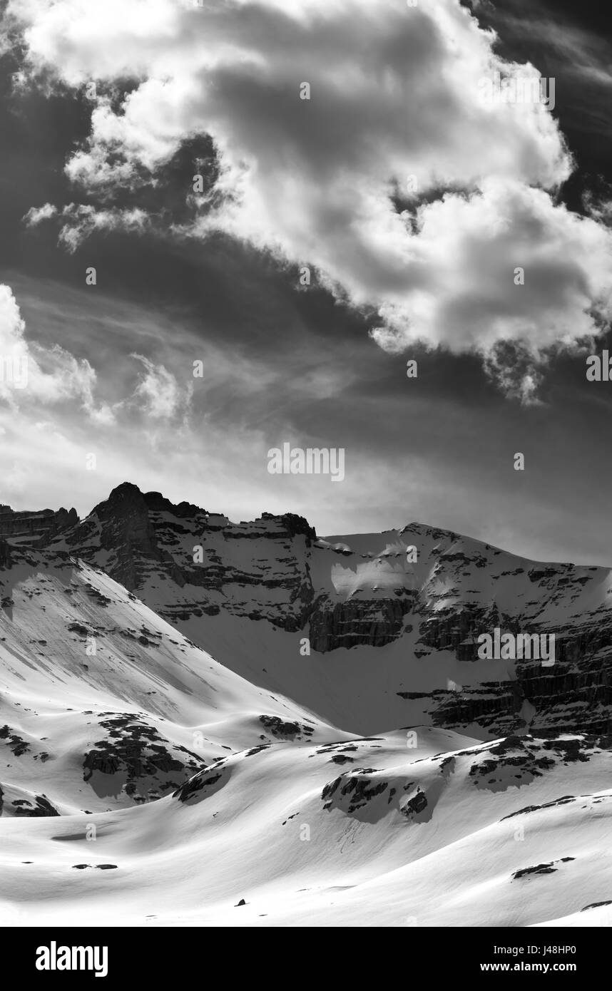 Le noir et blanc vue sur les montagnes de neige en soirée. La Turquie, centrale des montagnes du Taurus, Taurus Aladaglar (anti) Edigel plateau (IJE Goller) Banque D'Images
