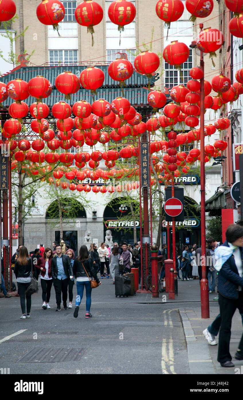 Recherche dans Chinatown à Gerrard Pl à Londres UK Banque D'Images