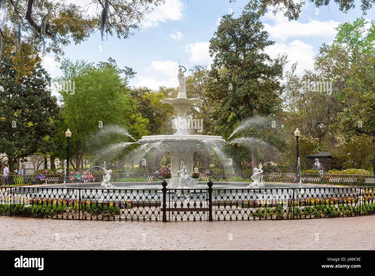 Savannah, GA - Mars 27, 2017 : Forsyth Park est le plus grand parc de l'arrondissement historique de Savannah et une célèbre destination touristique. La fontaine annonces Banque D'Images