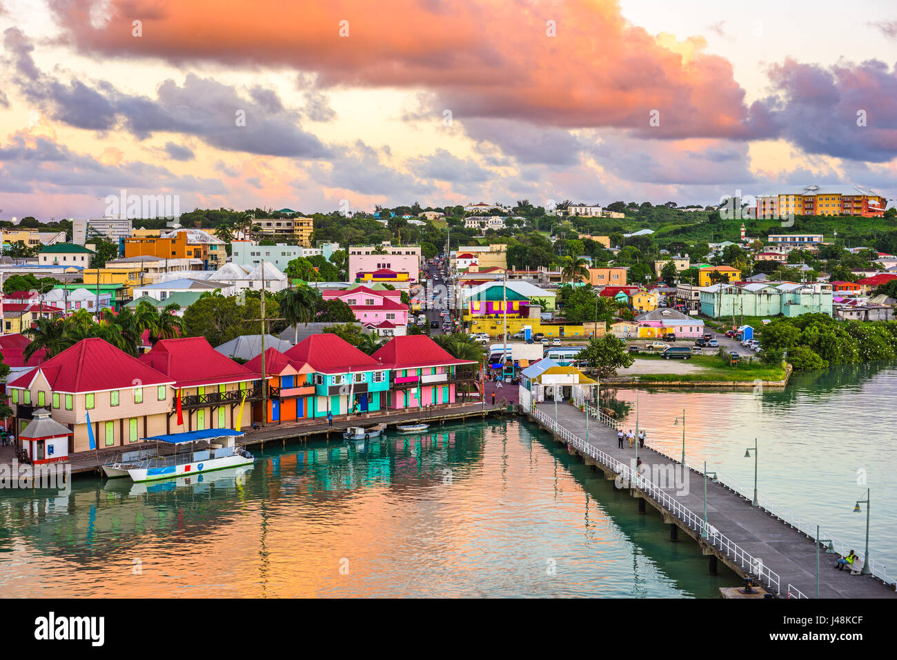 St John's, Antigua-et skyline port au crépuscule. Banque D'Images