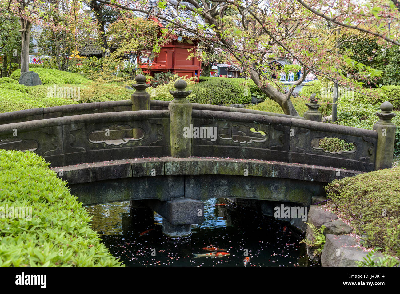 Une zone de calme et de tranqulity au milieu du complexe des temples, pont en pierre,le temple Senso-ji. Banque D'Images