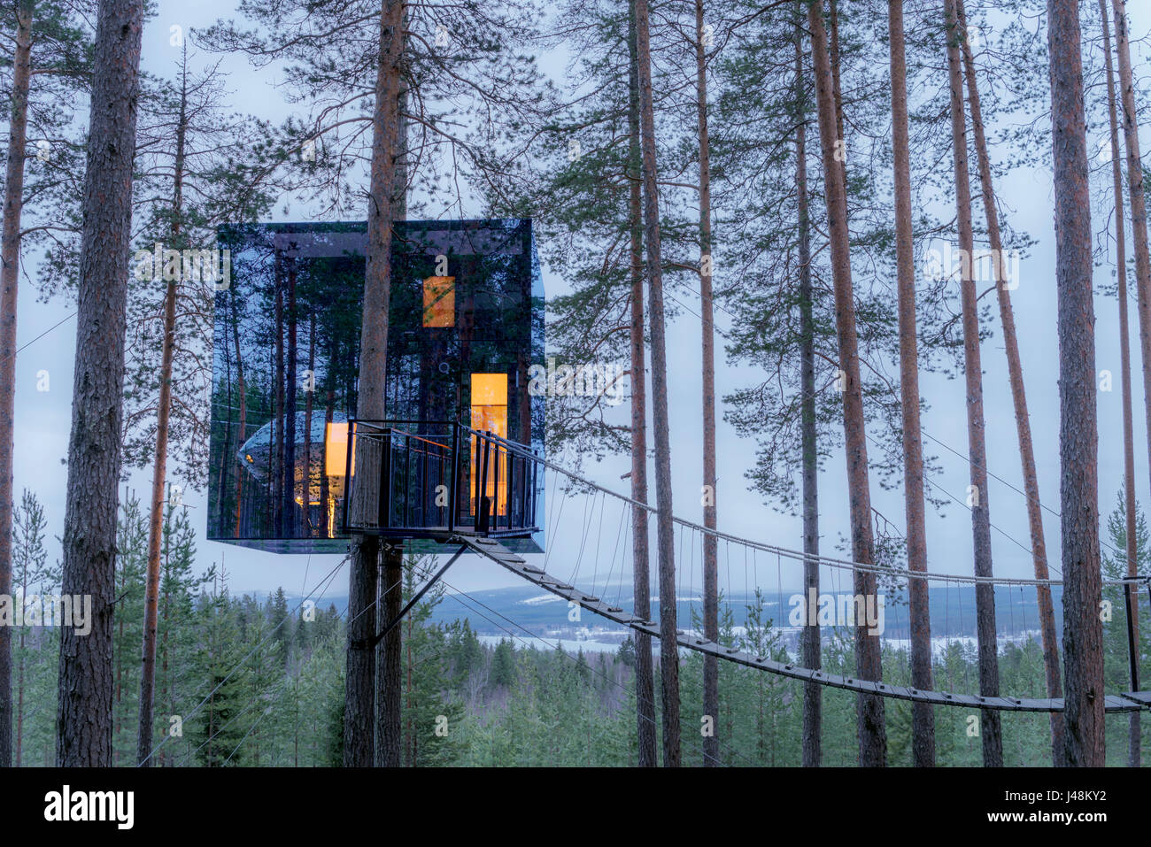 Accommodation dans les bois, connu comme le Mirrorcube à l'arbre Hôtel en Laponie, Suède Banque D'Images