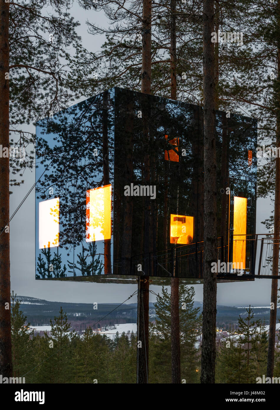 Accommodation dans les bois, connu comme le Mirrorcube à l'arbre Hôtel en Laponie, Suède Banque D'Images