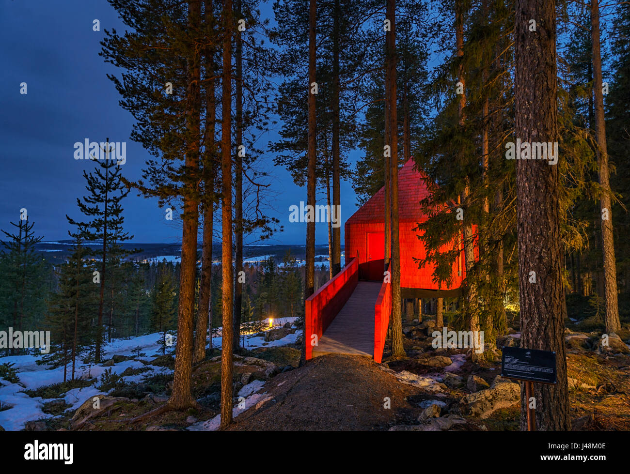 Accommodation dans les bois, connu comme le cône bleu, à l'arbre Hôtel en Laponie, Suède Banque D'Images
