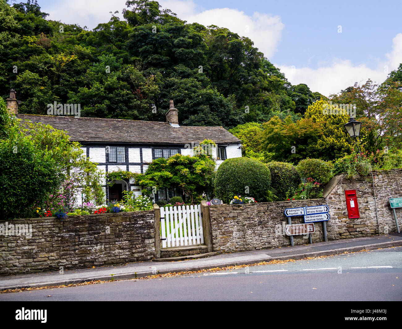 Chalet et Jardin dans le petit village de Pott Shrigley, Cheshire, Angleterre. Banque D'Images