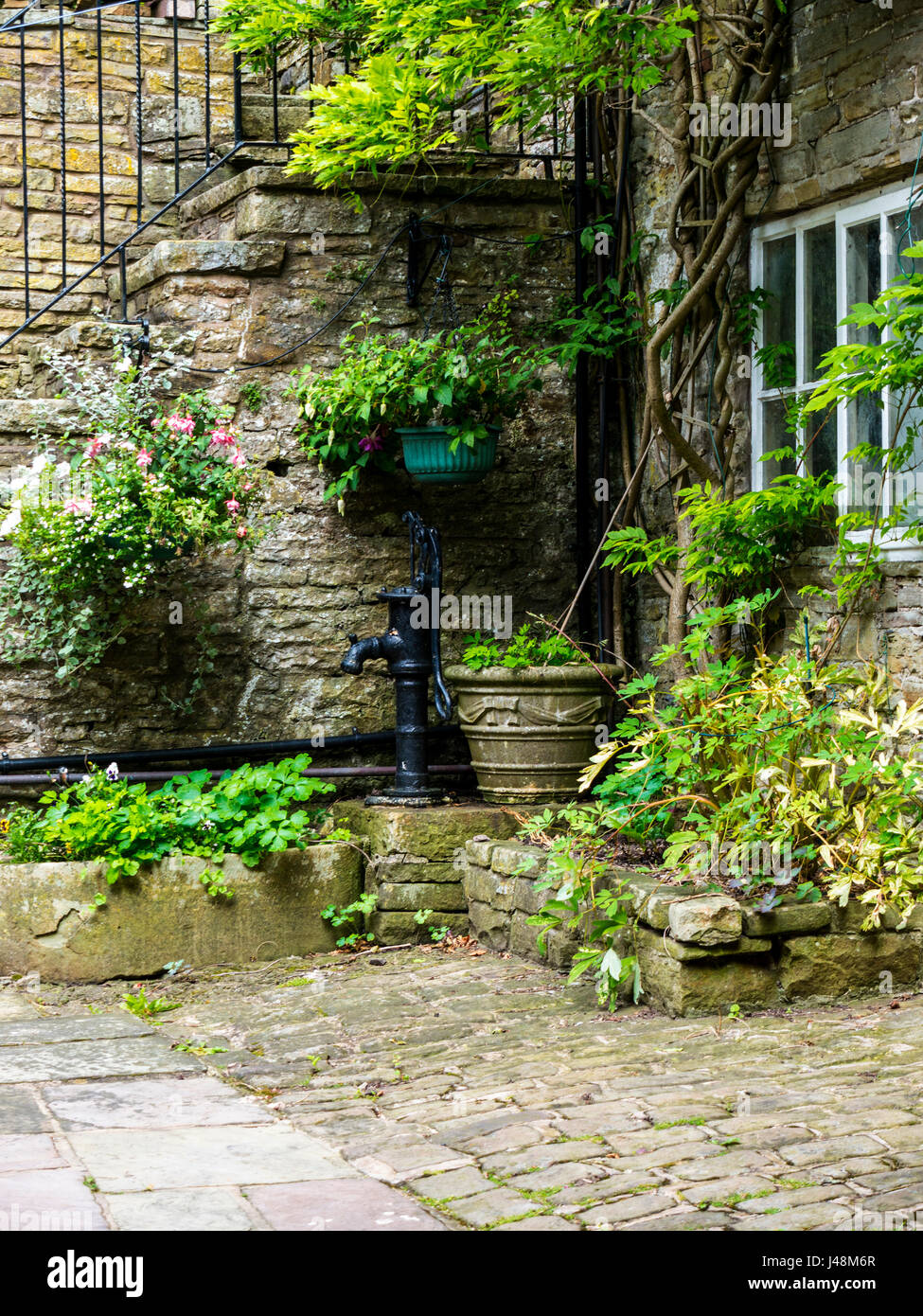 Chalet et Jardin dans le petit village de Pott Shrigley, Cheshire, Angleterre. Banque D'Images