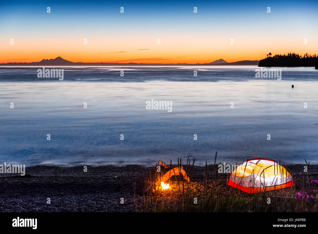 Lit de camp et tente sur la plage au crépuscule, Hesketh Island, Homer, Southcentral Alaska, USA Banque D'Images