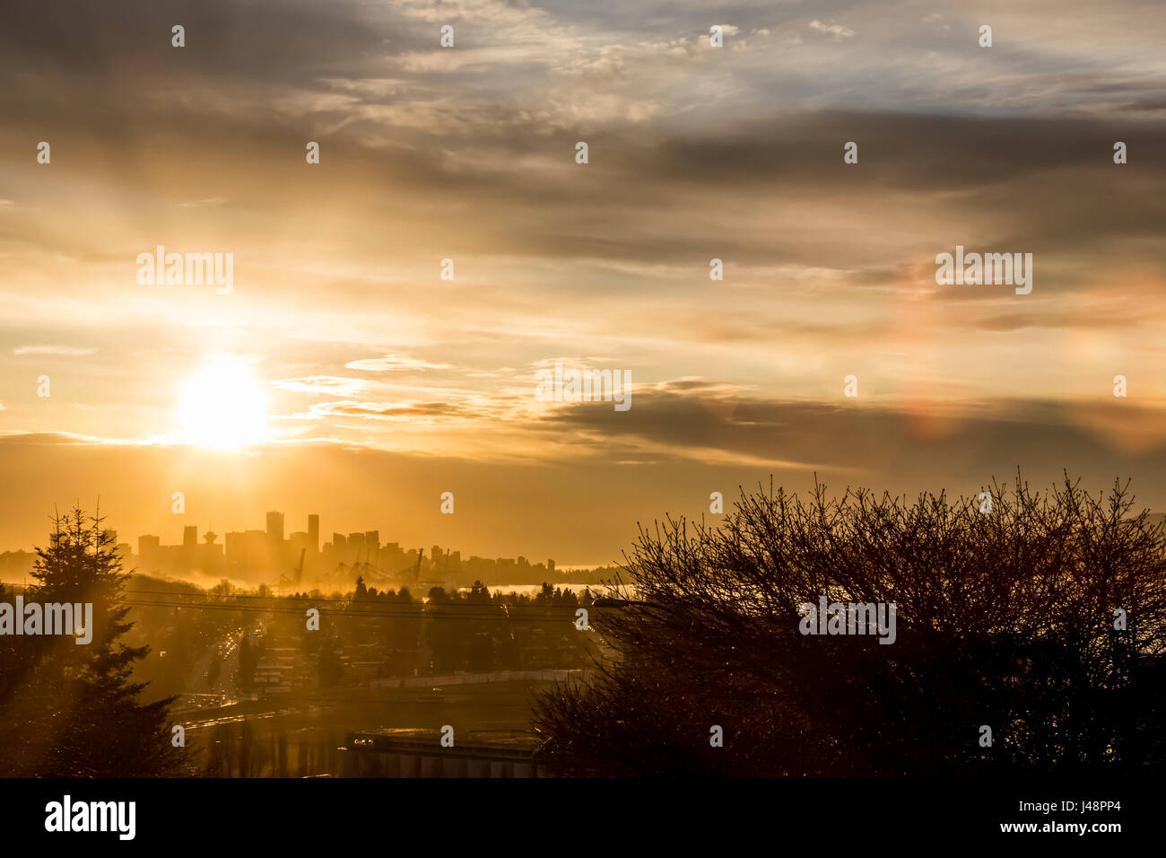 Un point de vue de la ville de Vancouver au coucher du soleil montrant la silhouette du centre-ville d'un point de vue de l'Est de Vancouver Banque D'Images