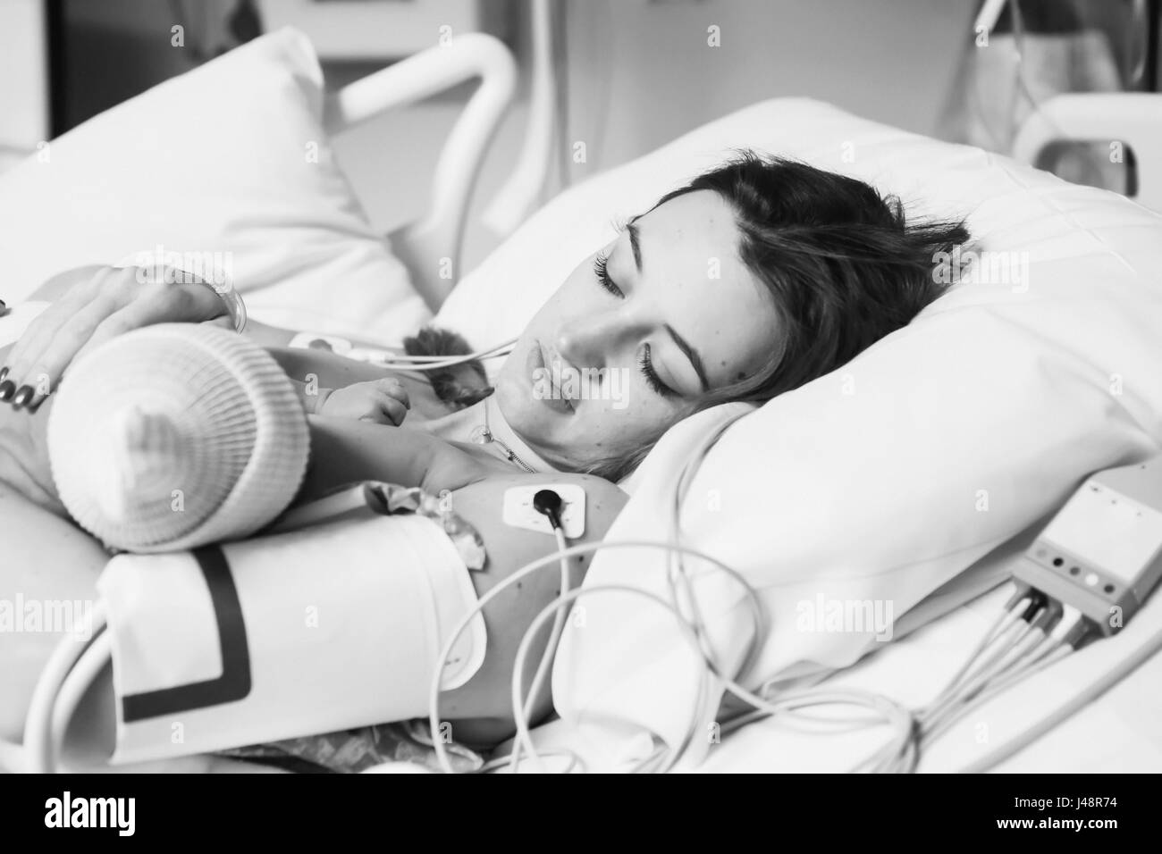 Une femme se trouve dans un lit d'hôpital avec son nouveau-né ; Oregon, United States of America Banque D'Images