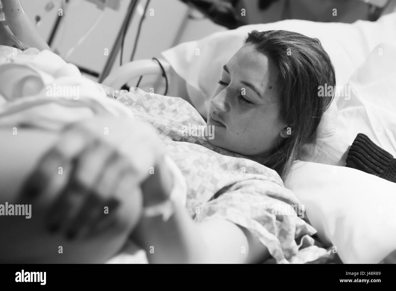 Une femme enceinte dans un lit d'hôpital pendant le travail ; Oregon, United States of America Banque D'Images