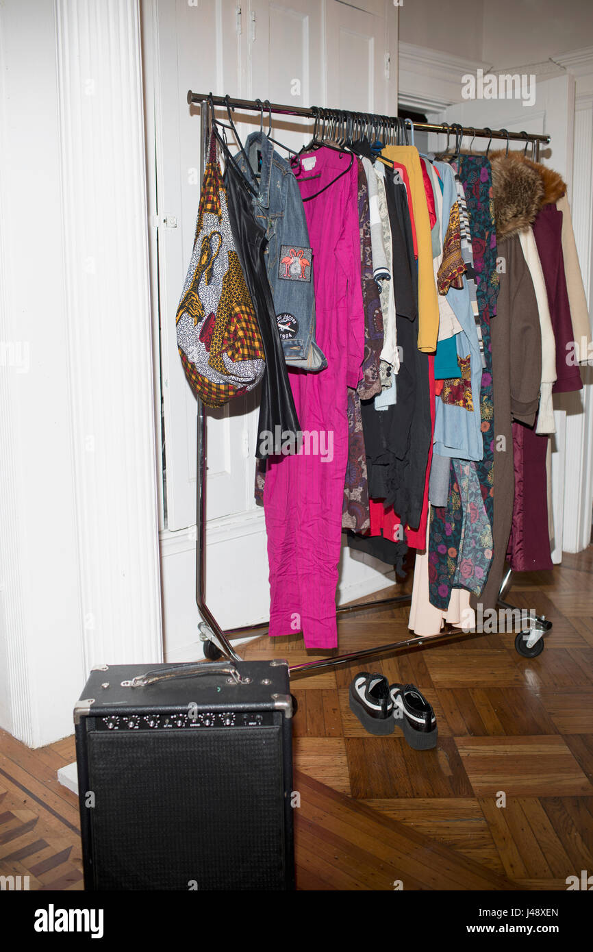 Un rack de vêtements colorés Banque D'Images