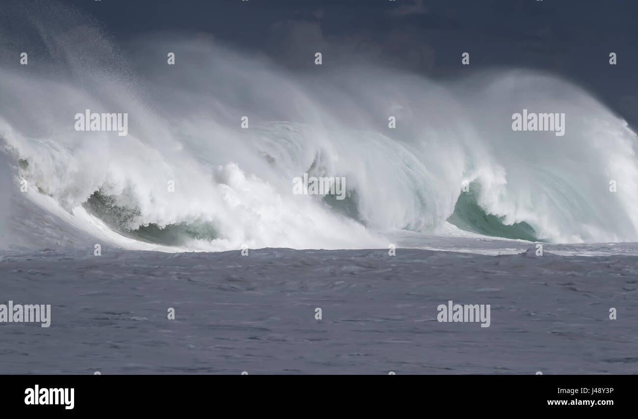 Grand Océan vagues brisant sur la côte nord d'Oahu Banque D'Images