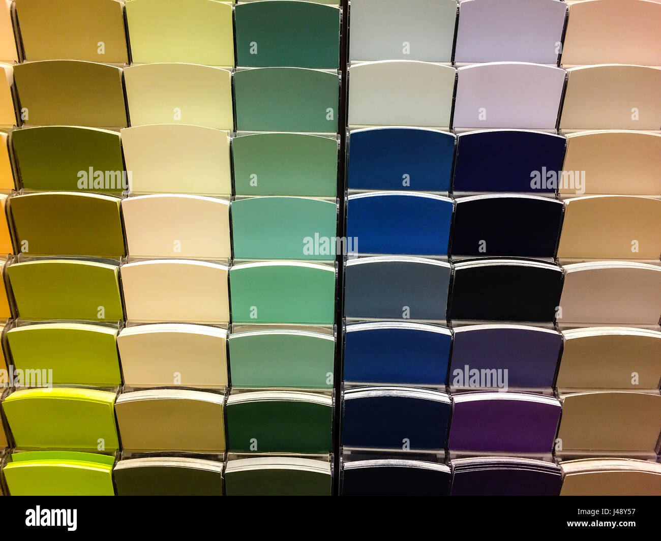 Entreposer les échantillons des couleurs du nuancier. Rainbow couleurs types catalogue. Banque D'Images