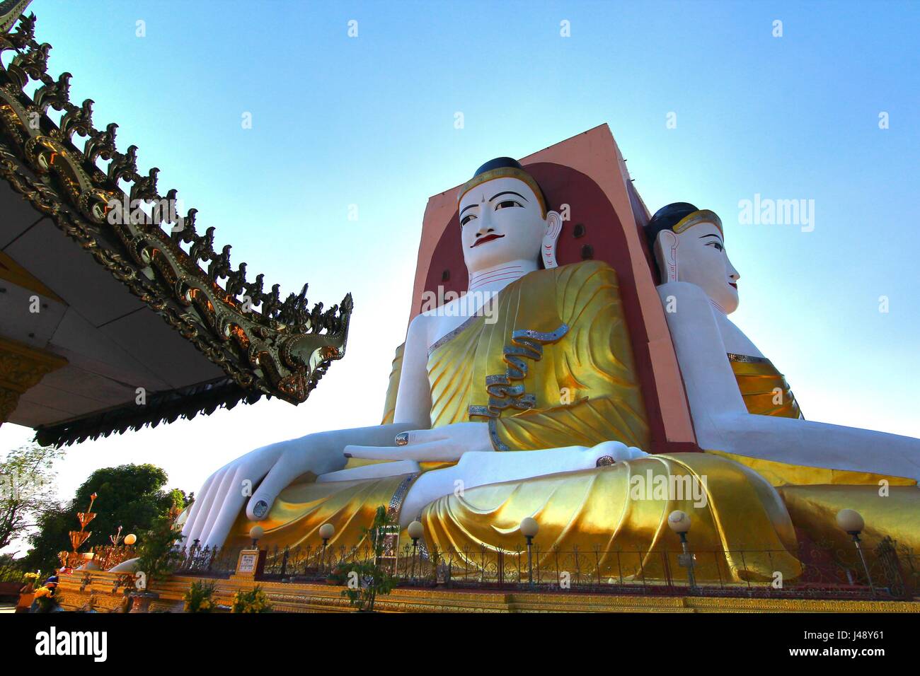 Pagode Kyaikpun est une pagode dans la ville de Bago, le Myanmar. Plus particulièrement, la Pagode Kyaik Pun est la maison pour les quatre Bouddha assis de culte Banque D'Images