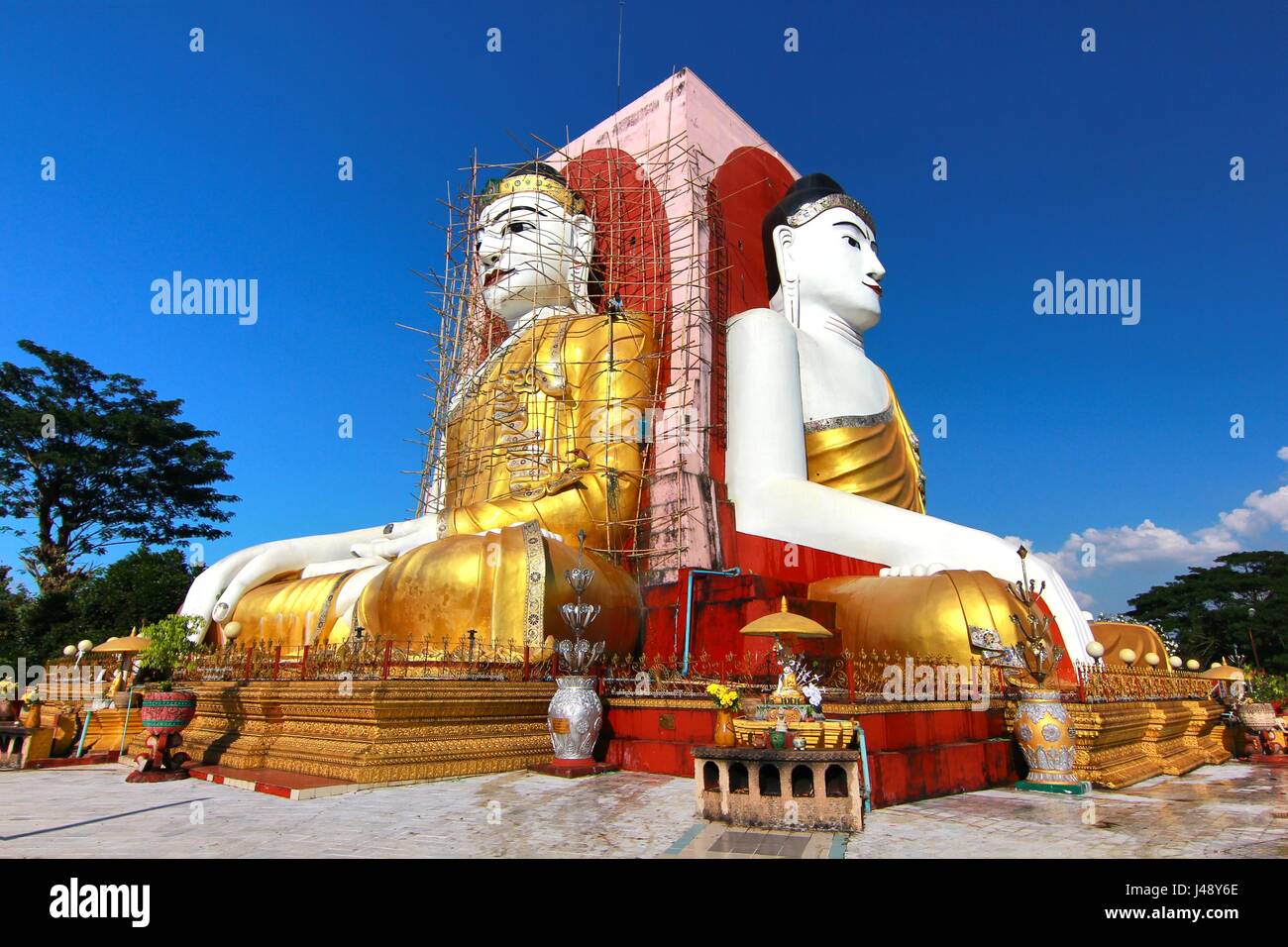 Pagode Kyaikpun est une pagode dans la ville de Bago, le Myanmar. Plus particulièrement, la Pagode Kyaik Pun est la maison pour les quatre Bouddha assis de culte Banque D'Images