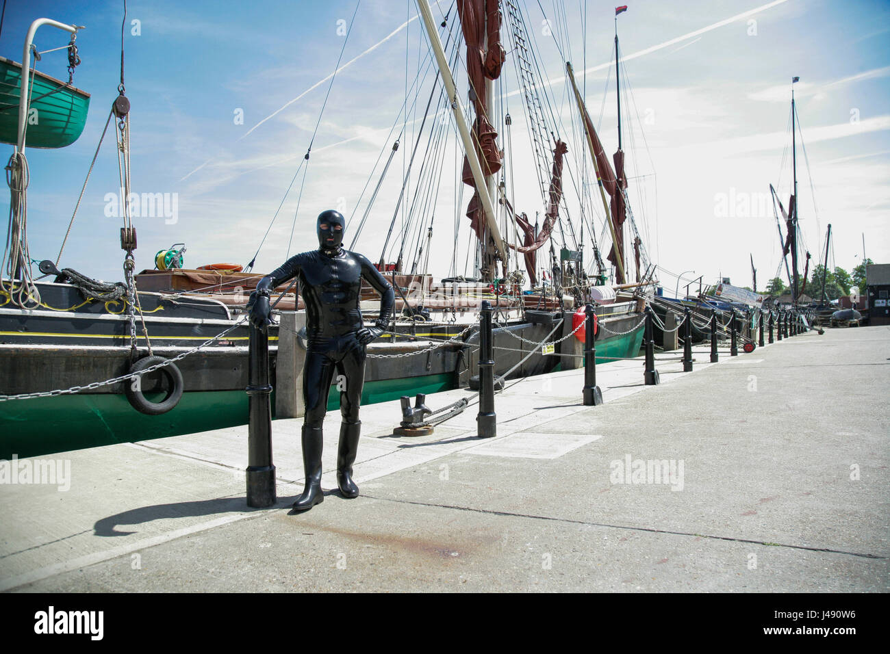 Maldon, Essex, Royaume-Uni. 10 mai, 2017. L'homme de Gimp Essex Essex apparaît dans la ville de Maldon. Le personnage mystérieux vêtu de la tête aux pieds en latex noir a été vu à monter et descendre Maldon High Street. L'homme de Gimp fait don d'un â€1 à l'organisme de bienfaisance en santé mentale pour chaque esprit qui est pris avec selfies et lui, il n'y a aucune pénurie de personnes qui avaient leur photo prise. Crédit : David Johnson/Alamy Live News Banque D'Images