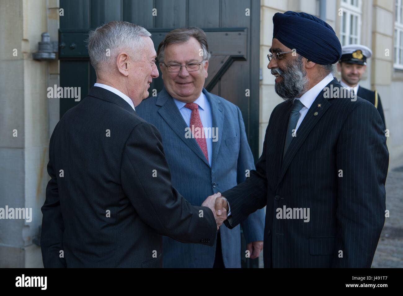 Le secrétaire américain à la défense, Jim Mattis, à gauche, et le ministre de la défense danois Claus Hjort Frederiksen, ministre de la défense du Canada bienvenue Harjit Sajjan, droit, pour la Coalition mondiale sur la défaite d'ISIS réunion à Eigtveds Pakhus 9 mai 2017 à Copenhague, Danemark. La réunion intervient sur la guérit du président Donald Trump, annonçant que les États-Unis s'arme des rebelles contre kurde en Syrie. Banque D'Images