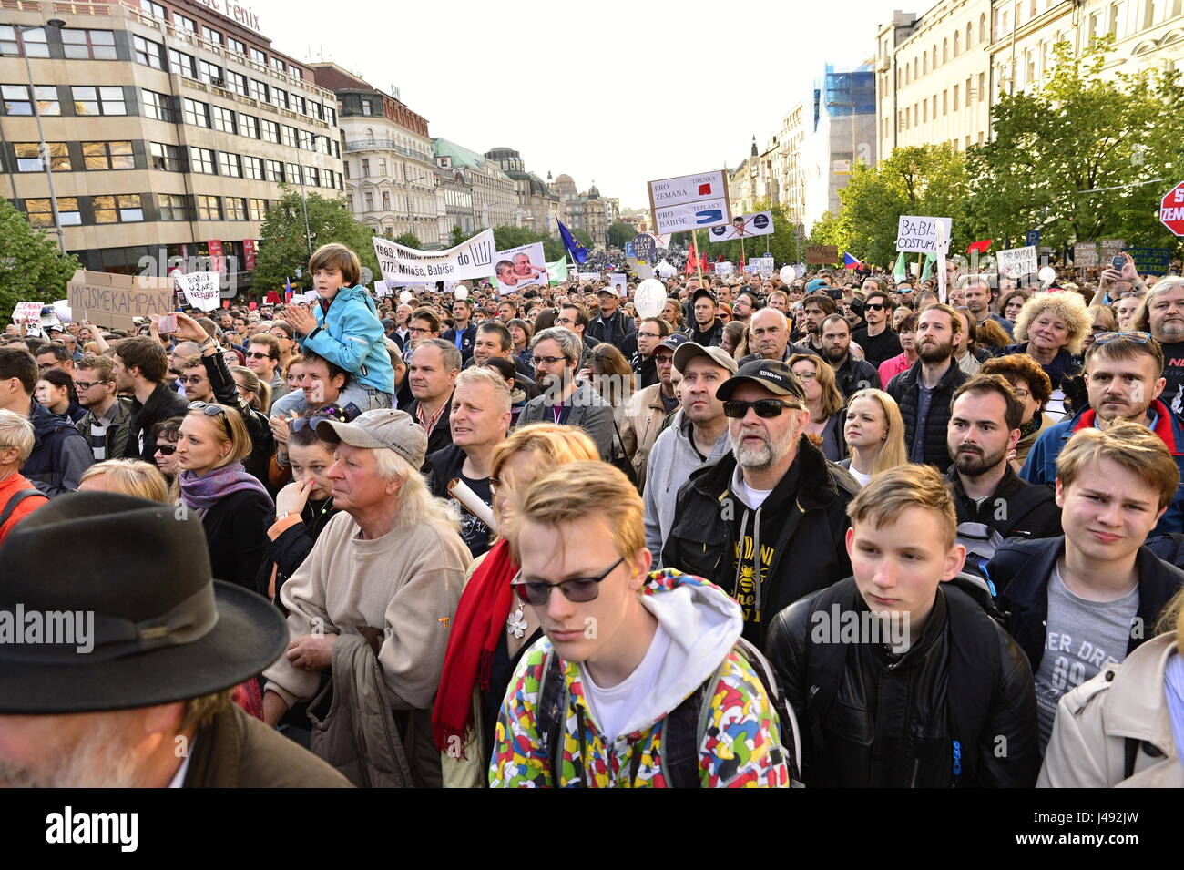 Prague, République tchèque. 10 mai, 2017. Plus de 20 000 personnes dans le centre de Prague de protestation contre le président tchèque Milos Zeman et le ministre tchèque des Finances Andrej Babis. Les personnes demandant la démission à la fois la politique. theese Cette action est soutenue par de nombreuses personnes. Credit : Radek Procyk/Alamy Live News Banque D'Images