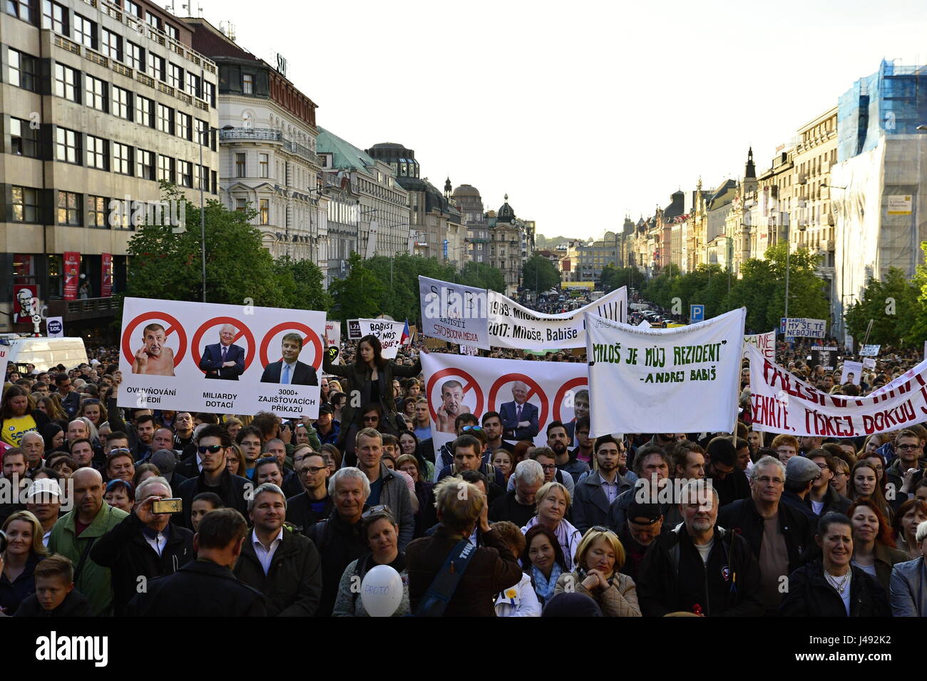 Prague, République tchèque. 10 mai, 2017. Plus de 20 000 personnes dans le centre de Prague de protestation contre le président tchèque Milos Zeman et le ministre tchèque des Finances Andrej Babis. Les personnes demandant la démission à la fois la politique. theese Cette action est soutenue par de nombreuses personnes. Credit : Radek Procyk/Alamy Live News Banque D'Images