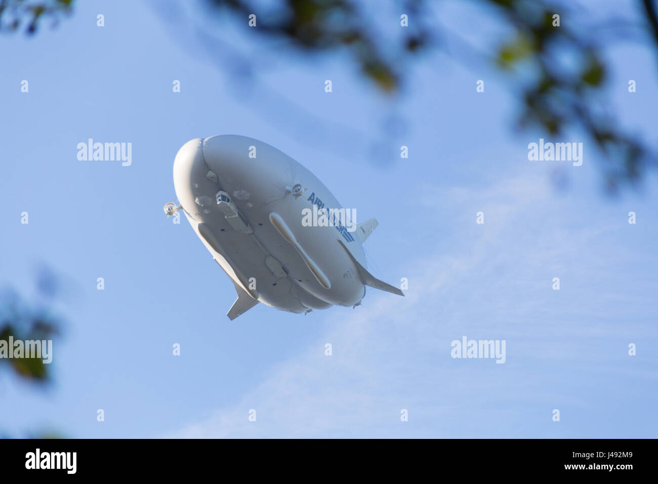 Cardington, Bedfordshire, Royaume-Uni. 10 mai, 2017. L'HYBRIDE Véhicules Air Airlander 10 lance le programme d'essais en vol 2017. Qui décolle de 17,25 temps sec dans le calme, avec du soleil et peu de nuages qu'il a pratiqué au-dessus de débarquements simulés Cardington Crédit photo : Mick Flynn/Alamy Live News Banque D'Images