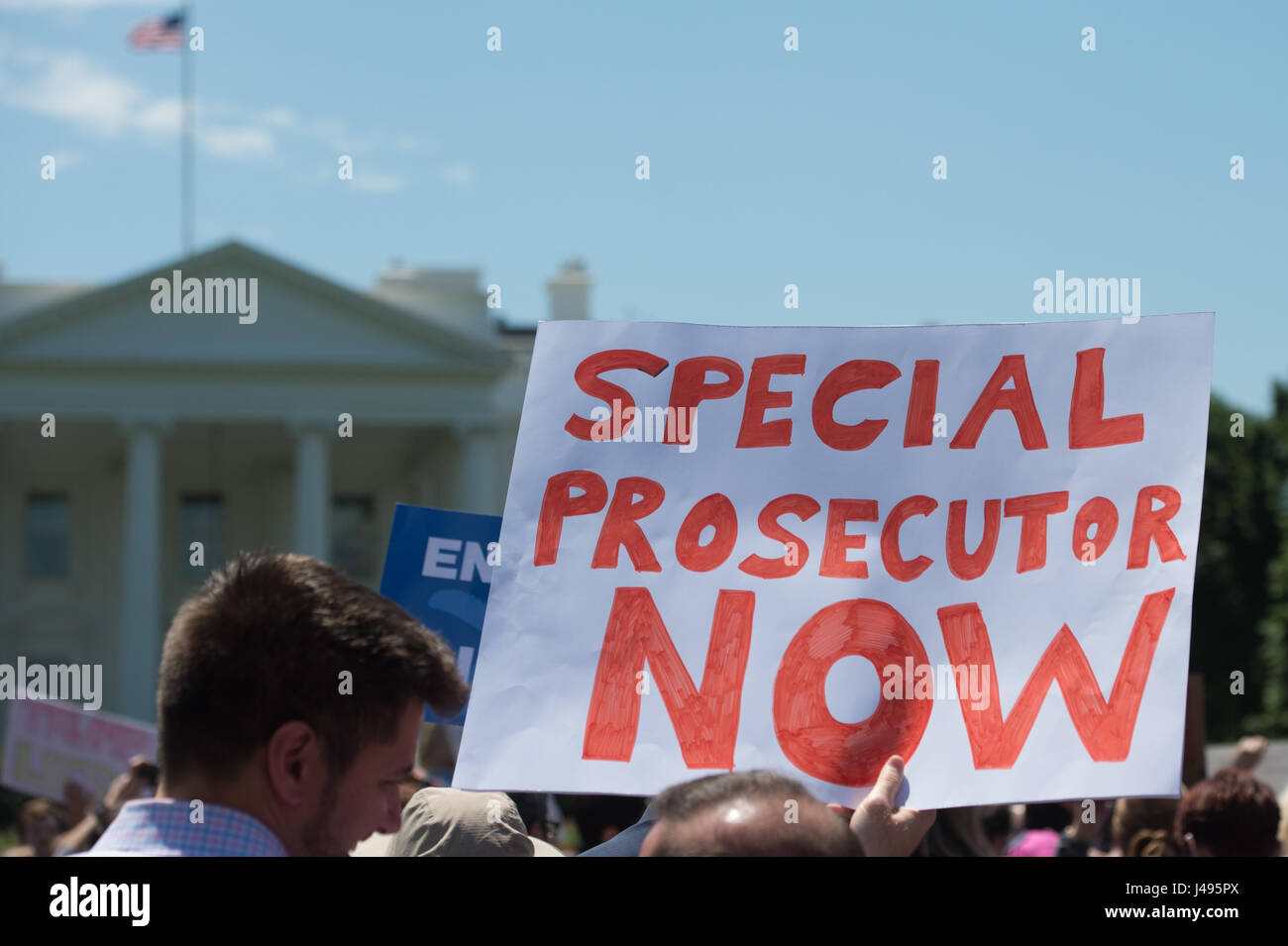 Washington DC, USA. 10 mai, 2017. Tenir une pancarte des manifestants demandant un procureur spécial à la Maison Blanche lors d'une marche de protestation le jour après que le président a tiré inopinément Trump Directeur du FBI, James Comey. Credit : Cal Sport Media/Alamy Live News Banque D'Images