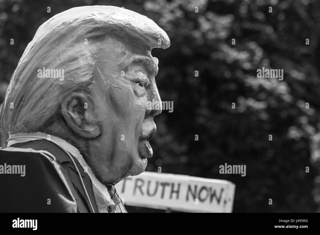 Washington DC, USA. 10 mai, 2017. Un manifestant promenades autour d'une caricature de Trump lors d'une marche de protestation sur la Maison Blanche le jour après que le président a tiré inopinément Trump Directeur du FBI, James Comey. Credit : Cal Sport Media/Alamy Live News Banque D'Images