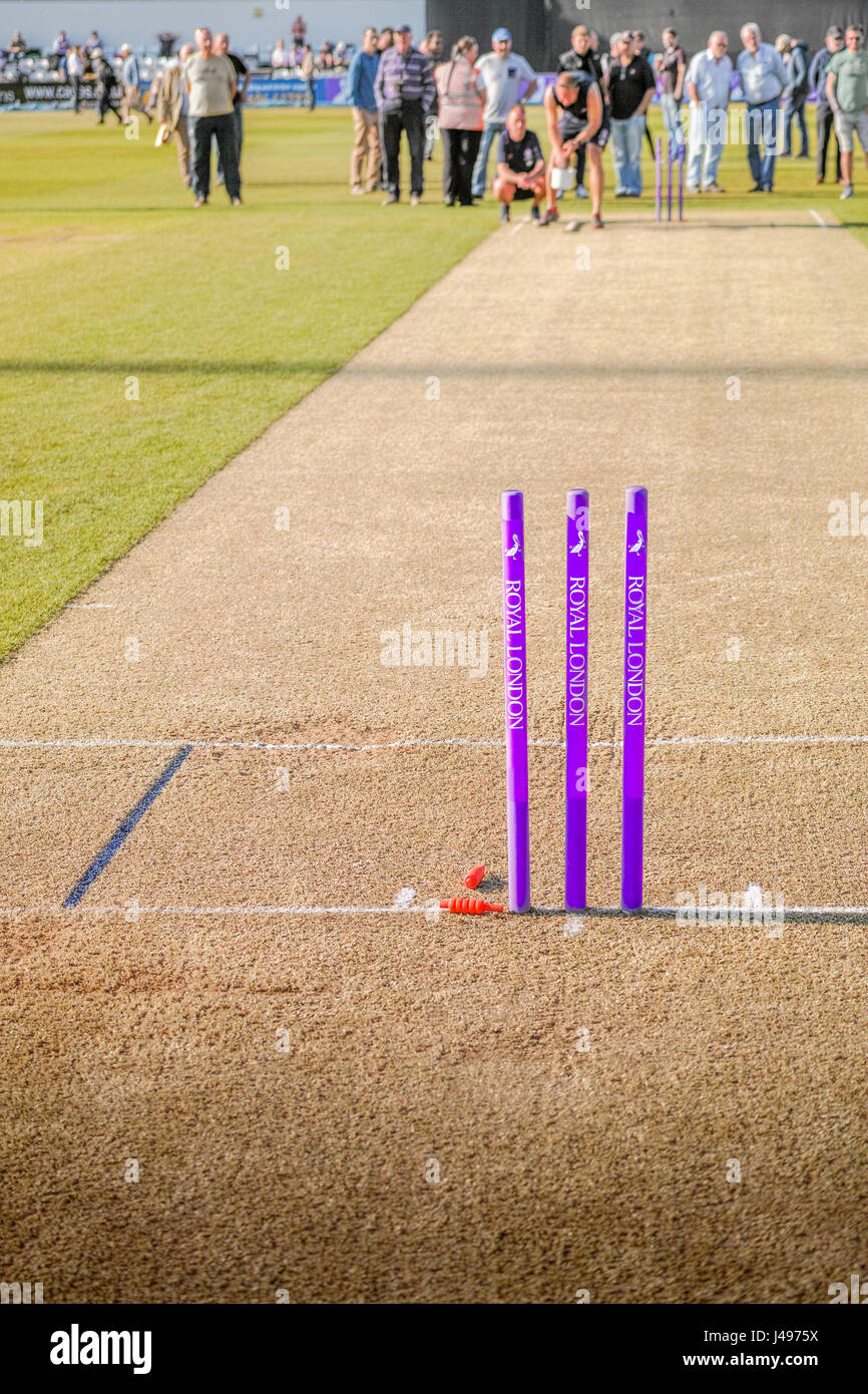 Northampton, en Angleterre. Le mercredi 10 mai 2017. Examiner les spectateurs à l'heure du thé dans le Royal London one-day cricket cup match entre Northants et Yorkshire au sol, comté de Northampton, en Angleterre, le 10 mai 2017. Yorkshire a gagné, le scoring 300 fonctionne pendant six guichets à 50 reprises, alors que Northants marqué 136 fonctionne bien en 28 escales. Credit : miscellany/Alamy Live News Banque D'Images