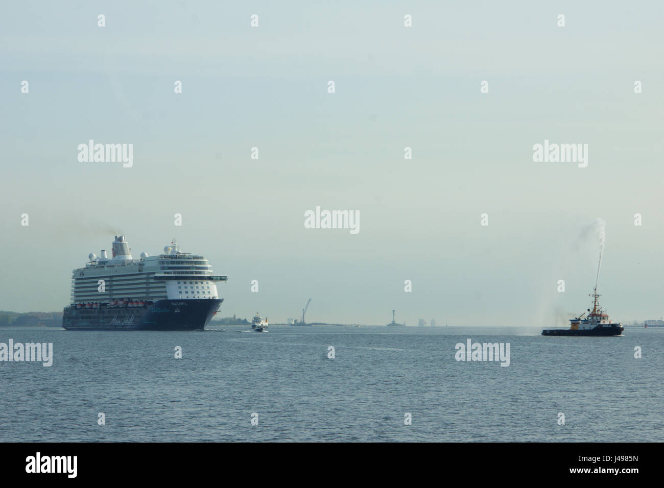 Kiel, Allemagne. Le 11 mai, 2017. Le nouveau flag ship 'Mein Schiff 6' de TUI Cruises rend premier appel au port de Kiel Crédit : Björn Deutschmann/Alamy Live News Banque D'Images